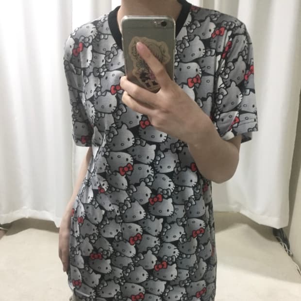 헬로키티 그레이 블랙 패턴 키티 반팔 티셔츠