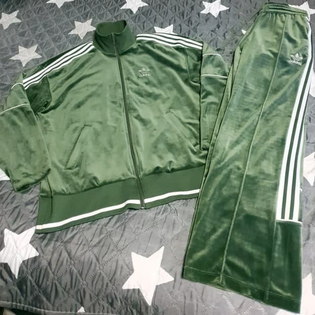 (블랙핑크 리사PICK)아디다스 파이어버드 벨벳 상하의 세트 올리브 그린