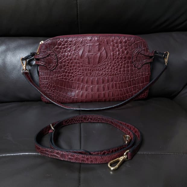 윤순영 악어 패턴 버건디 숄더백


