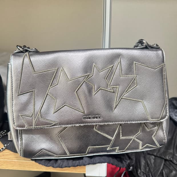 디젤 실버 메탈릭 레더 스타 아플리케 체인 숄더백