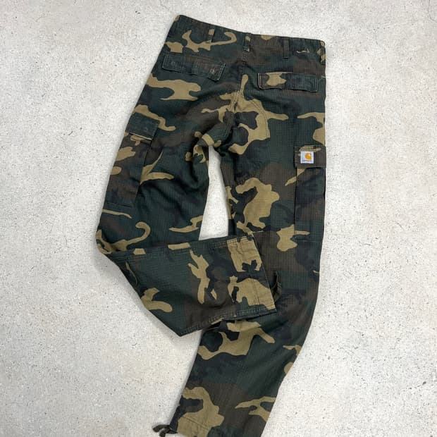 칼하트 WIP 레귤러 카모 팬츠