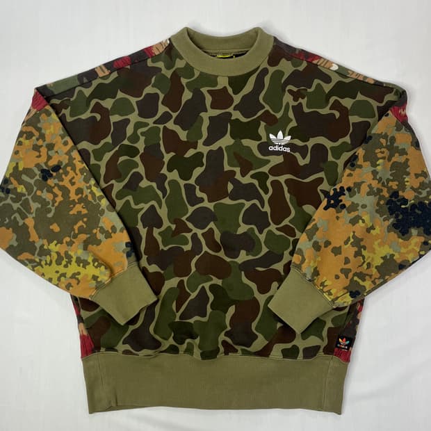 아디다스 카모 패턴 맨투맨