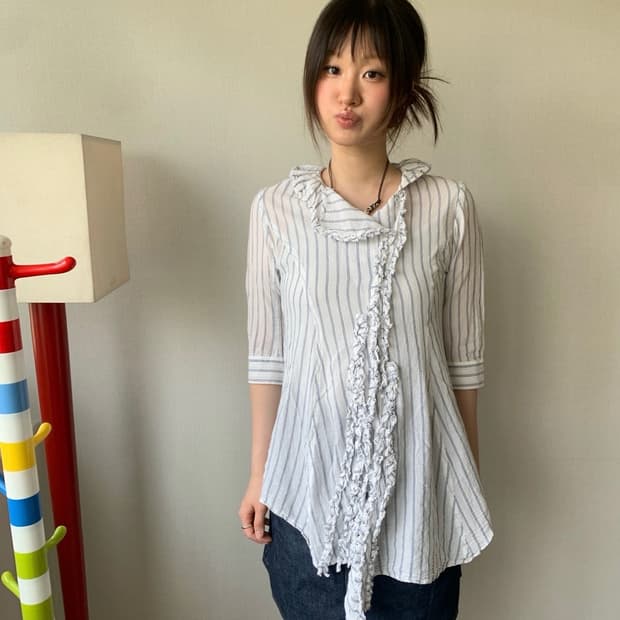 mb lucas cachette, frill blouse
