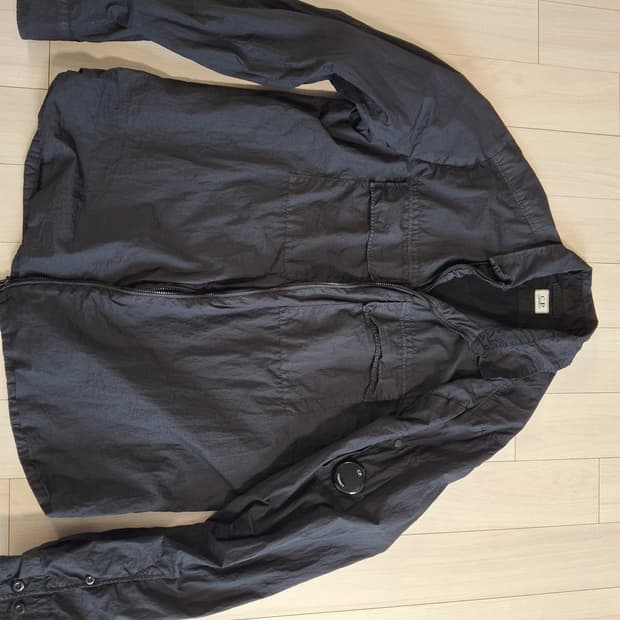 Cp컴퍼니 유틸리티 포켓 렌즈 오버셔츠 xl입니다