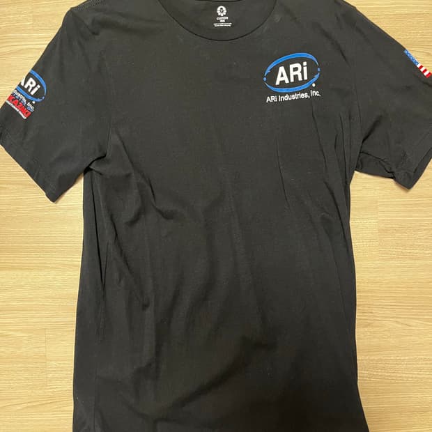 ARi Industries 그래픽 반팔 티셔츠