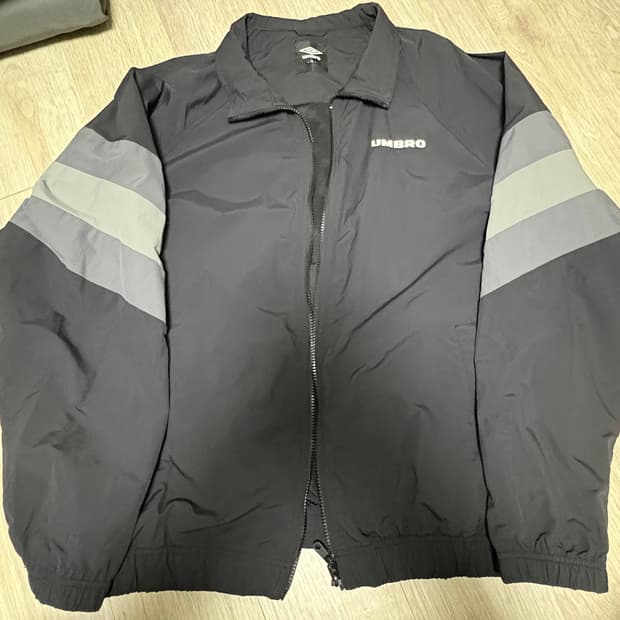 엄브로 바람막이 블랙 그레이