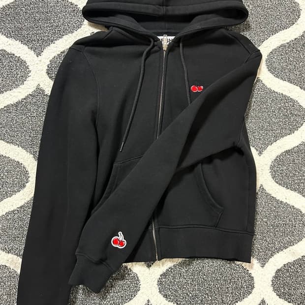 키르시 스몰 체리 크롭 후드집업 블랙