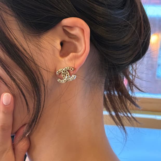 샤넬 정품 cc로고 업사이클링 레터링 골드 진주 귀걸이