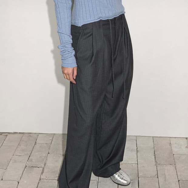 이어닝 WOOL STRIPE PIN-TUCK SLACKS, 차콜 