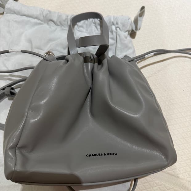 찰스앤키스 그레이 숄더백