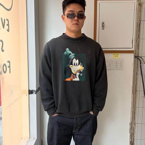 90’s Disney Goofy logo faded sweatshirt 