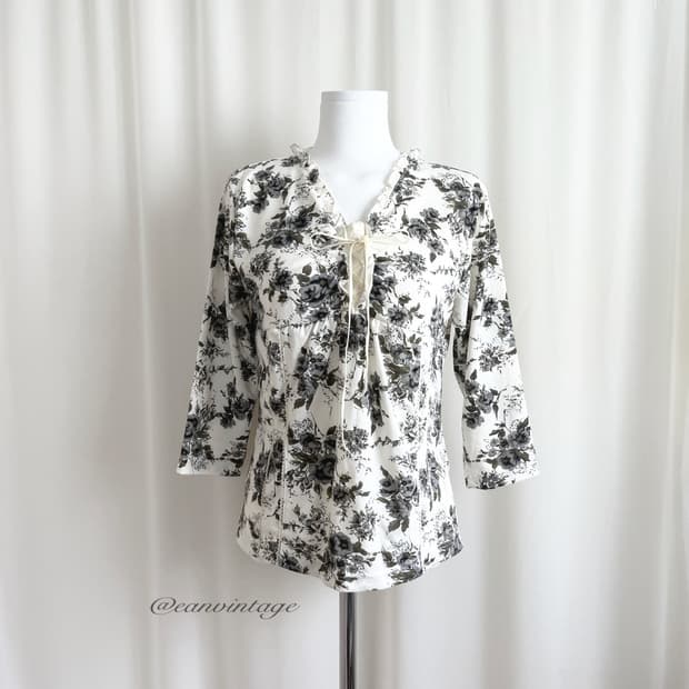 gray flower lace ribbon top