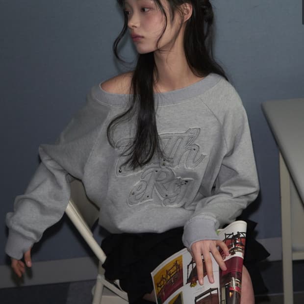 (FREE) 레더리 오프숄더 아플리케 스웻셔츠 [MELANGE] 판매