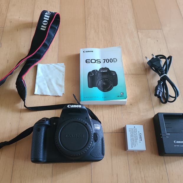 캐논 EOS 700D 카메라 (5,500컷 상태 좋음)