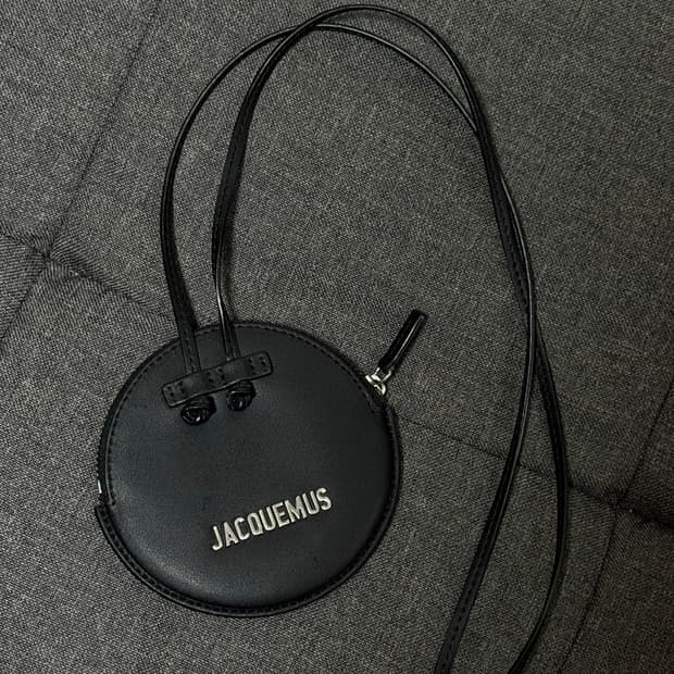 JACQUEMUS 자크뮈스 메탈 로고 라운드 미니 크로스백