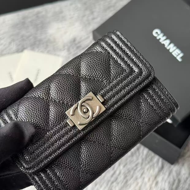 샤넬 보이 샤넬 플랩 카드 홀더 그레인드 카프스킨 & 루테늄 메탈 블랙