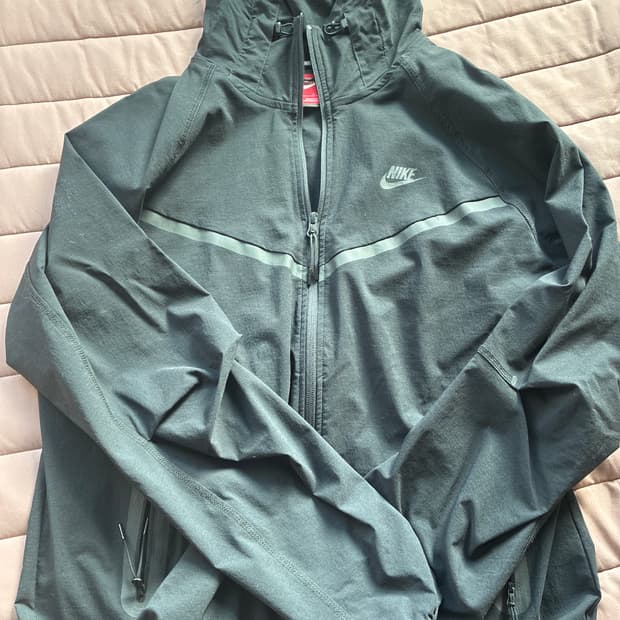 나이키 테크팩 바람막이(센트럴 씨 착용)