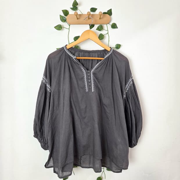 sm2 자수 블라우스