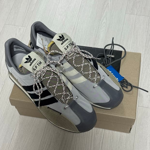 [275 새상품]아디다스 x 송포더뮤트(sftm) 컨트리 OG 그레이