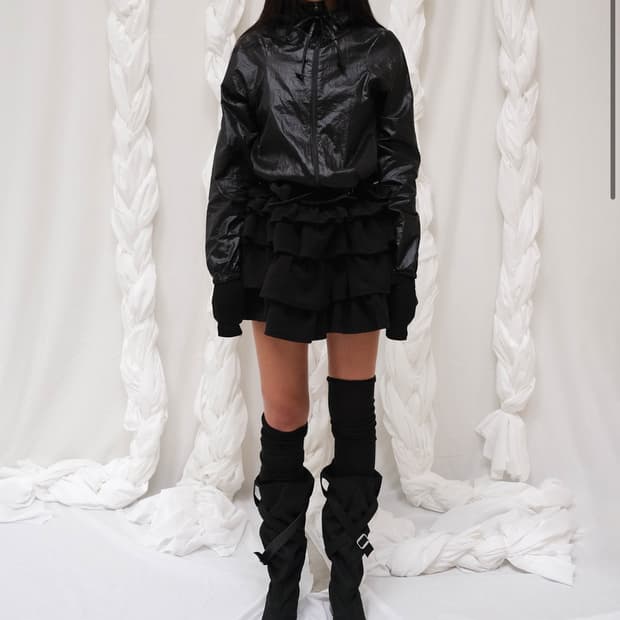 순지 soonji pocket wind shell in black