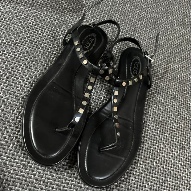 토즈 블랙 에나멜 가죽 스터드 장식 티바 쪼리 샌들