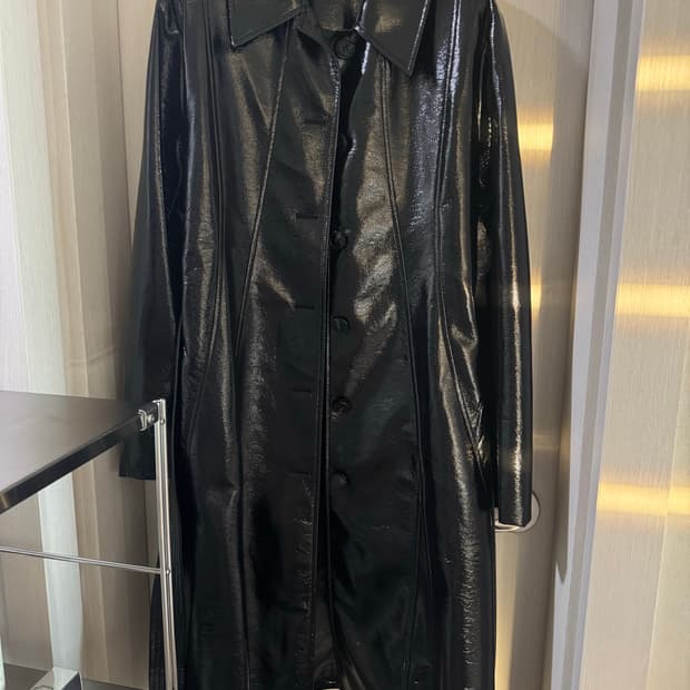 로우클래식 애나멜 페이크레더 롱 코트