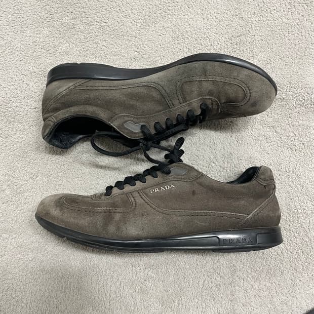 285) 프라다 스포츠 메탈 로고 스웨이드 스니커즈