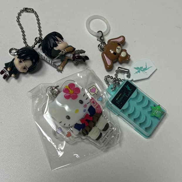 산리오 진격거 쿠로우사 속눈썹 가챠 키링 메지루시