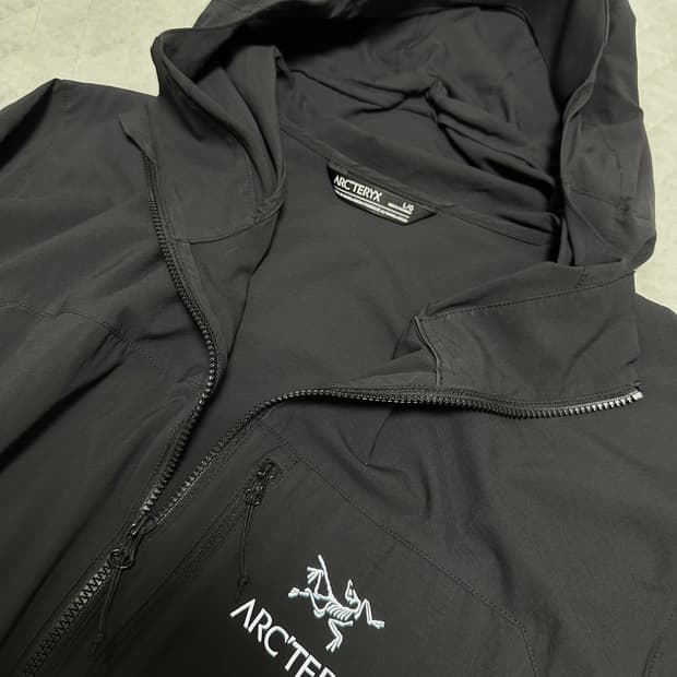 [L] 아크테릭스 스쿼미시 블랙 바람막이