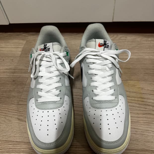 나이키 에어포스1 흰/회색 스니커즈