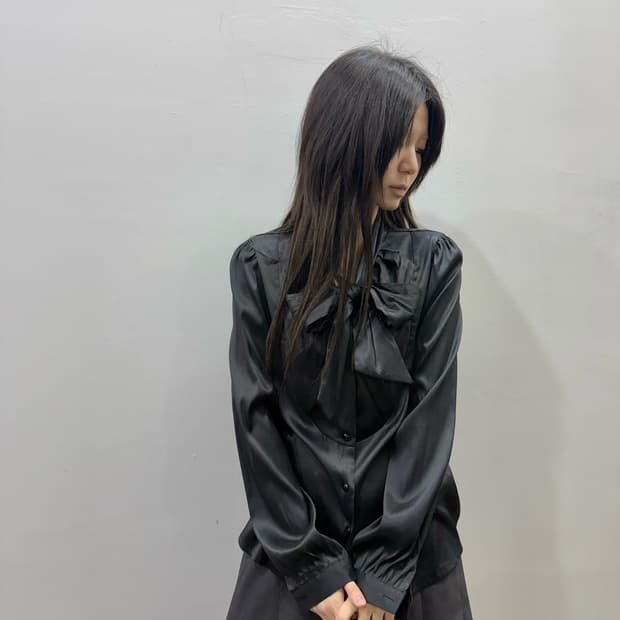스트랩 리본 디테일 새틴 블라우스