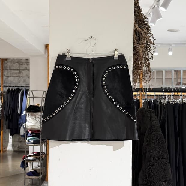 마쥬 블랙 램스킨 레더 아일렛 하트 미니 스커트
