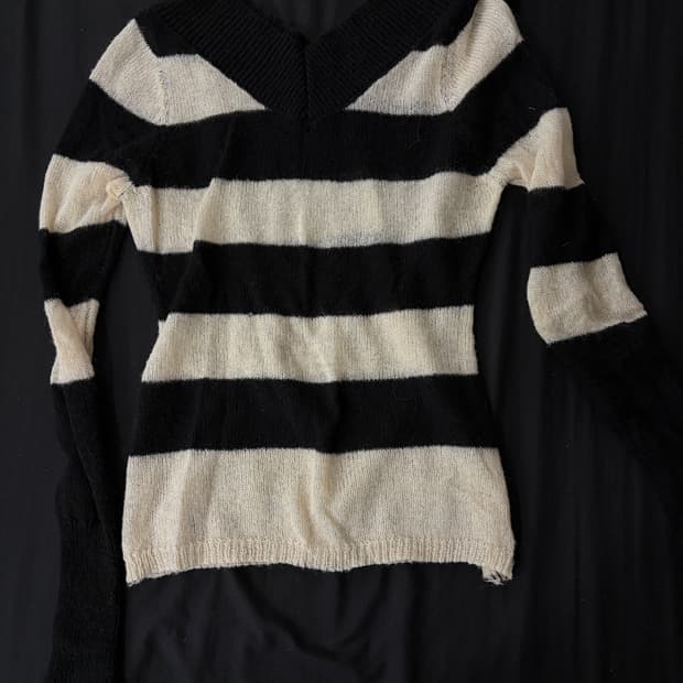 오프숄더 브이넥 니트