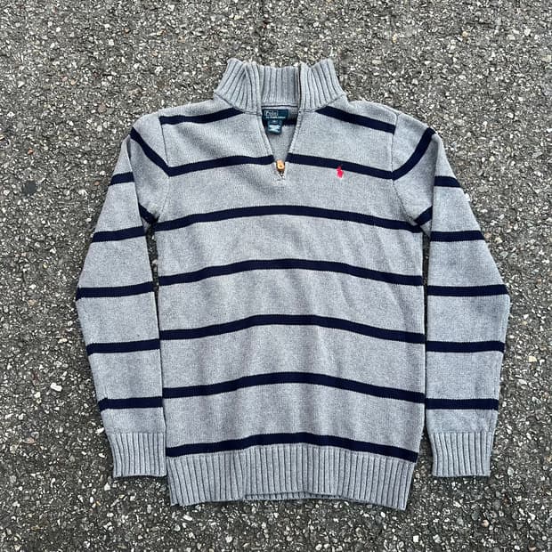 회색 바탕에 네이비 스트라이프가 들어간 폴로