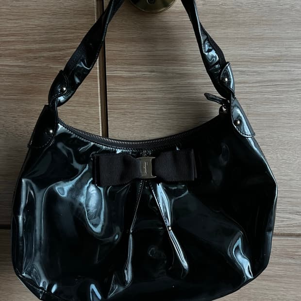 Ferragamo 페라가모 에나멜 리본 호보백