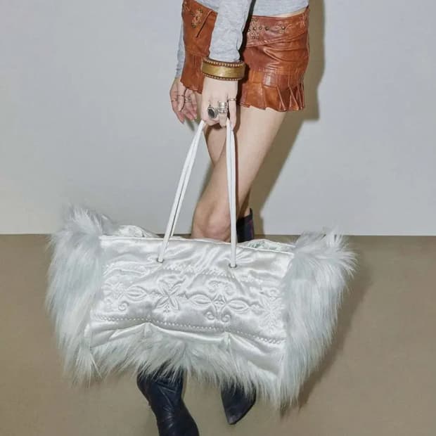 스컬프터 플러피백 퍼가방 새틴백 화이트 아이스 그레이