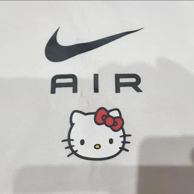 나이키 헬로키티 반팔티셔츠
