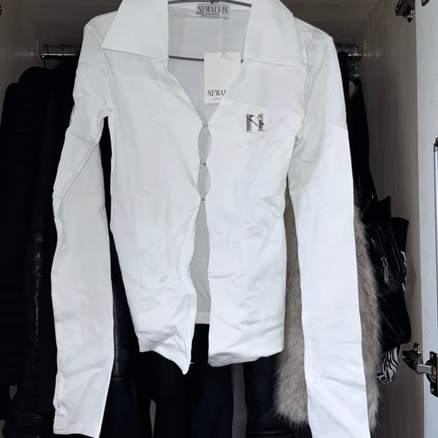 <새상품>뉴얼린 엠블럼 로고 셔츠탑 화이트