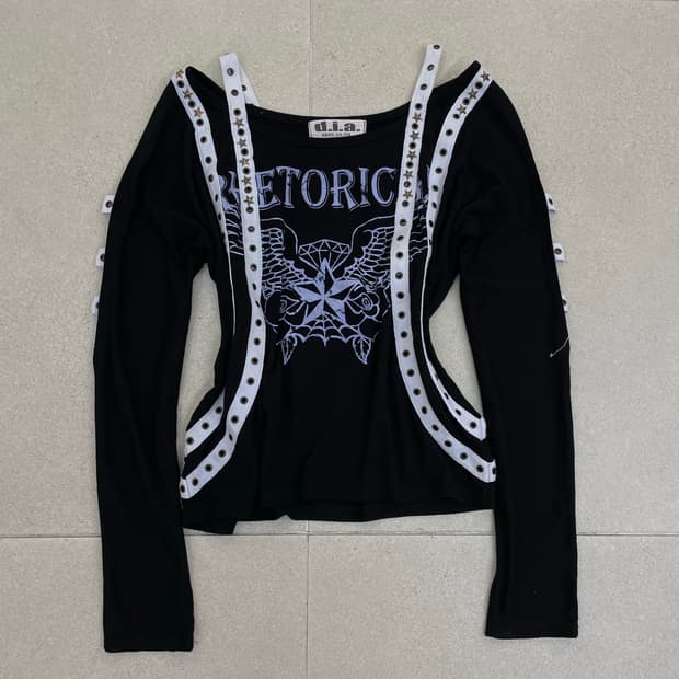 D.I.A 오프숄더 레터링 롱슬리브