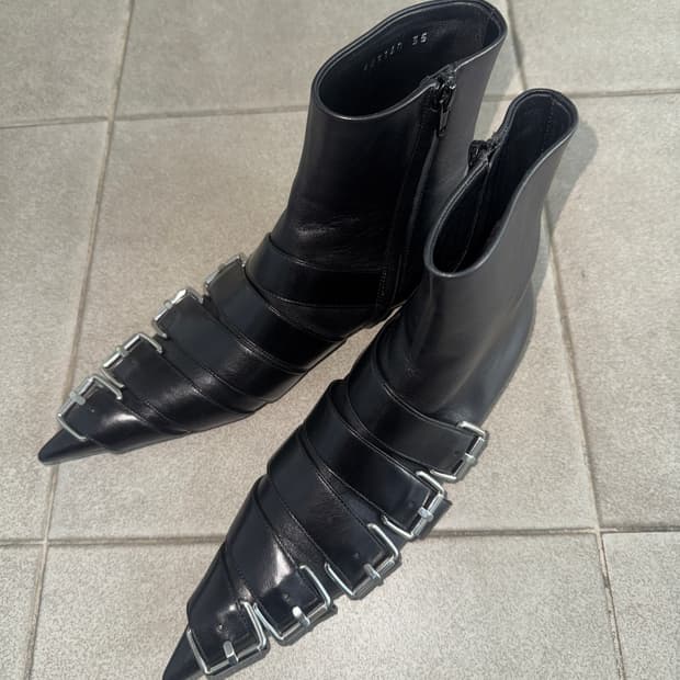 발렌시아가 플랫 나이프 버클 부츠