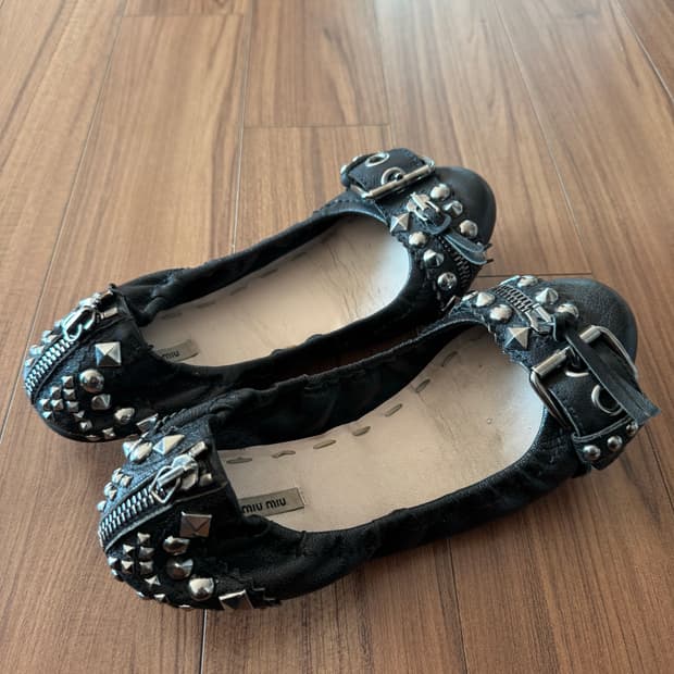 Miumiu 스터드 플랫슈즈