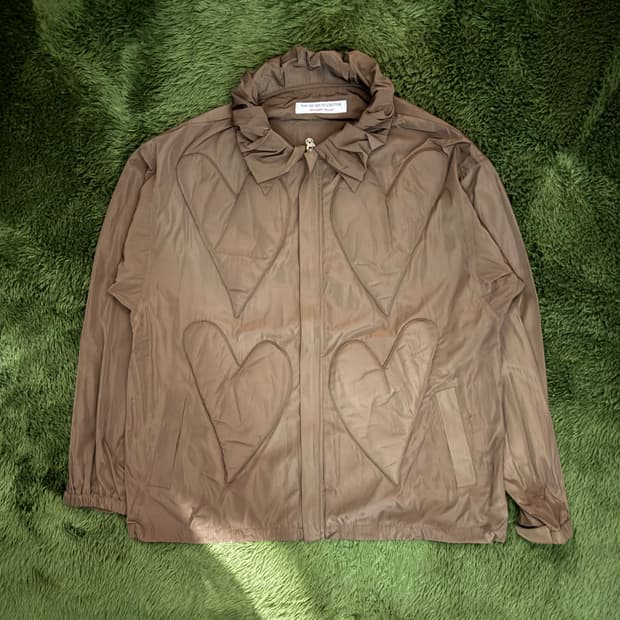 [L] 더뮤지엄비지터 하트 엠보스드 폴리 자켓 브라운