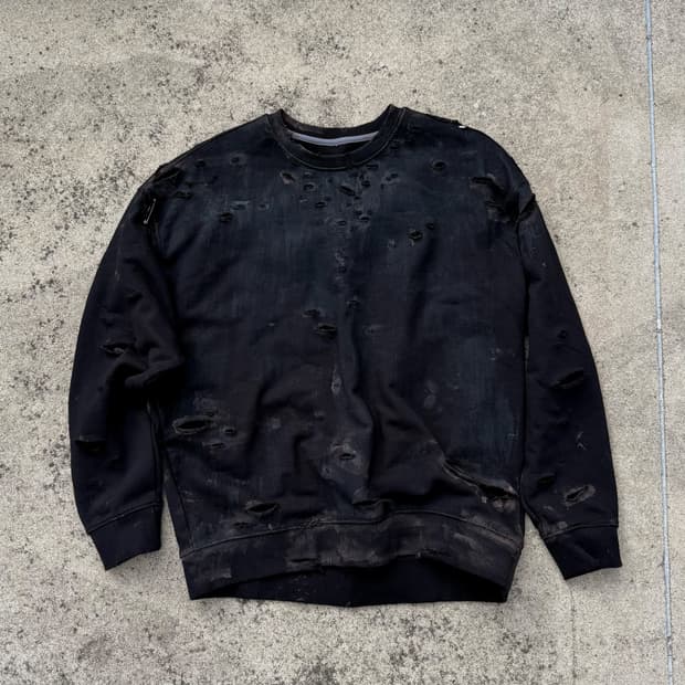 Distressed rusted vintage mood 맨투맨