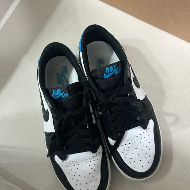 조던 1 레트로 로우 OG 블랙 앤 다크 파우더 블루 245