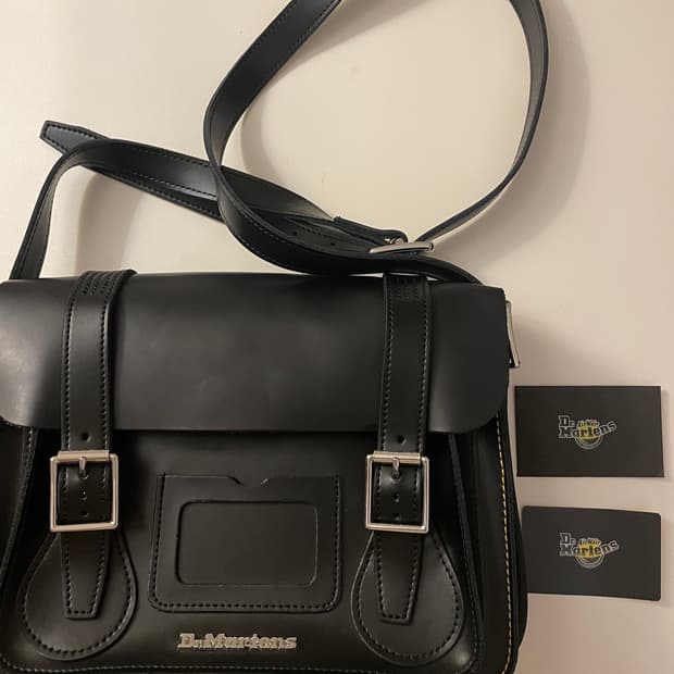 닥터마틴 레더 사첼백 블랙 11인치