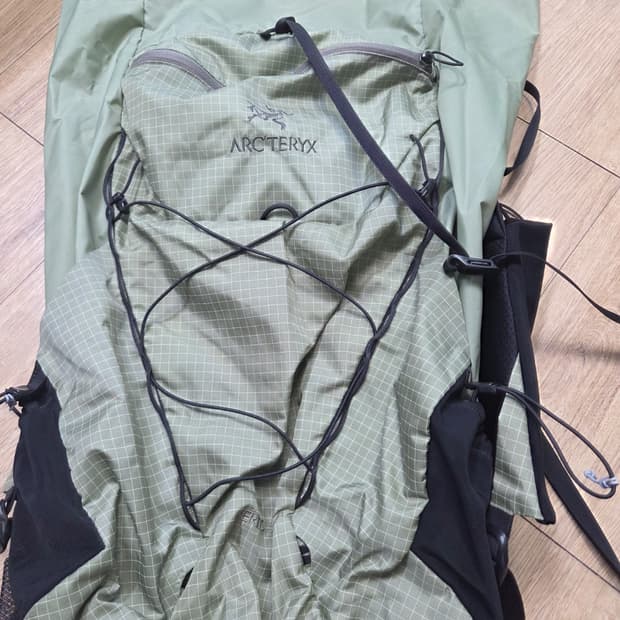 아크테릭스 에어리어스 35 카키 배낭