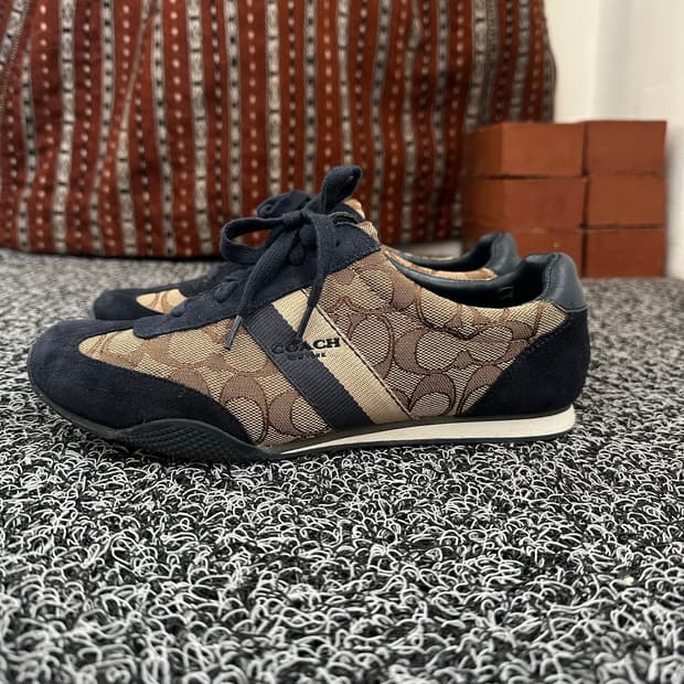 코치 로고 패턴 스니커즈 235mm