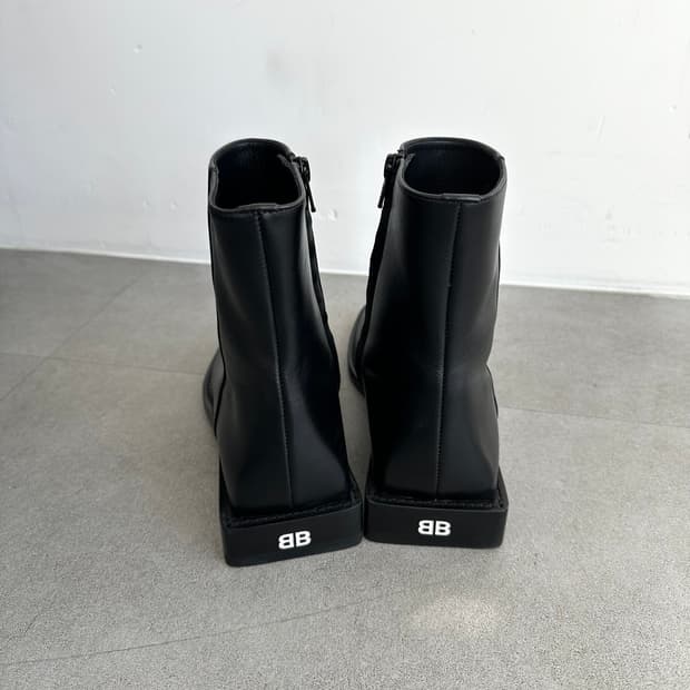 발렌시아가 블랙 카프스킨 림 부츠