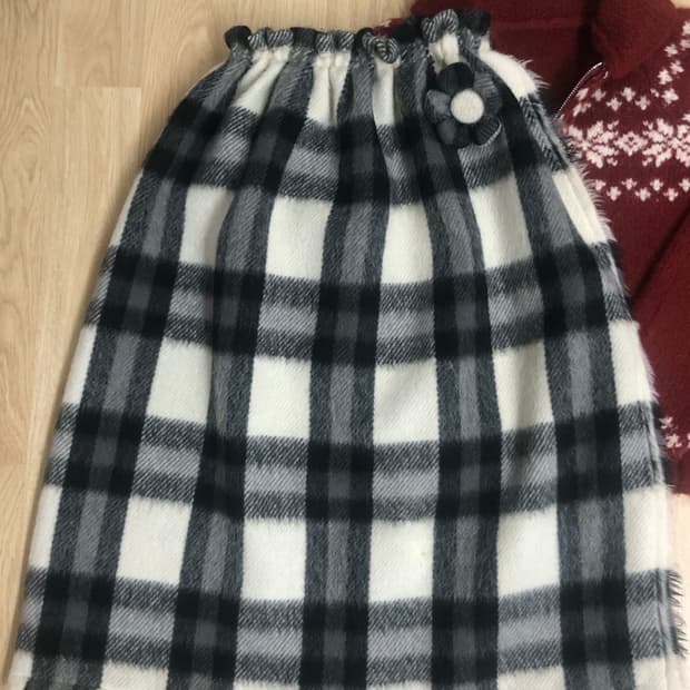체크 울 스커트 (꽃 디테일)