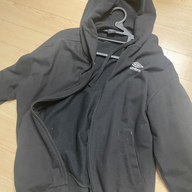 엄브로 에센셜 후드 집업